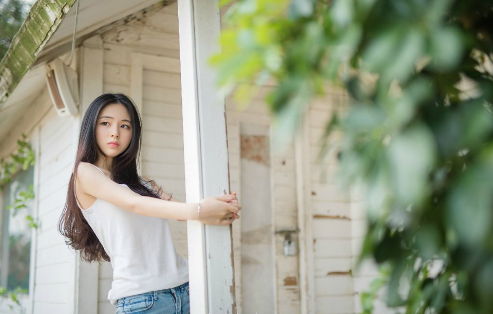“蠢女人！”看着两女离去的背影，吕布摇了摇头，他哪看不出来，小乔对于周瑜的死虽然难过，但并没有那种死去活来的程度，毕竟时间可以冲淡一切，对周瑜如是，对小乔同样也如是，但哪怕这样，也不该在自己面前表现出来，不过小乔如果哪天长大了，没这份蠢劲了，那还真有点不习惯，相比起来，吕布还是比较喜欢看这一根筋的丫头刚刚挺起来那点劲儿被自己按下去的表情。